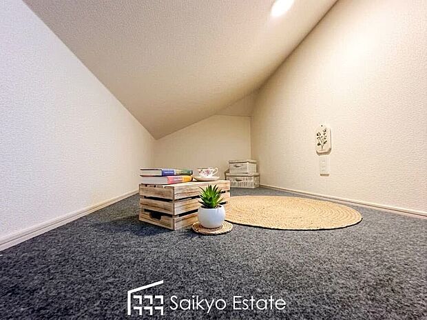 【小屋裏収納】収納力がアップする小屋裏収納付き。季節のものや、イベントでしか使わない使用頻度の低いものをしまっておくのに便利です。