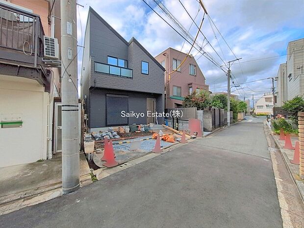 【前面道路を含む現地写真】交通量の少ない前面道路ですので、小さなお子様がおられるご家庭でも安心してお住まいいただけます。
