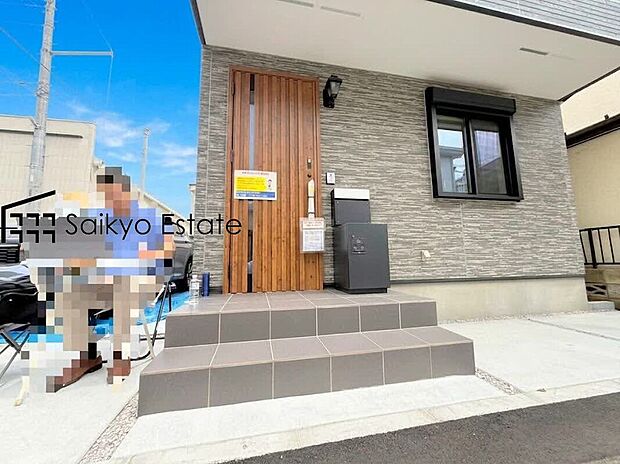 【玄関】家の顔となる玄関は、格調高いデザイン性が求められます。高級感と断熱性、防犯性に優れた玄関ドアを標準装備。