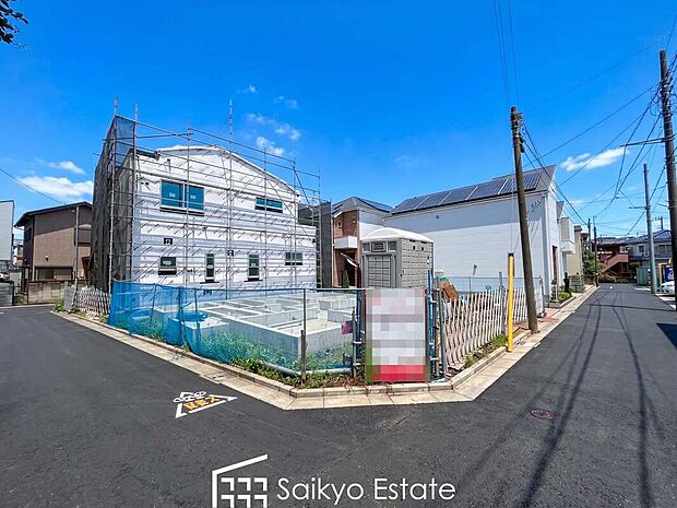 【前面道路を含む現地写真】周囲にはスーパーをはじめとした買い物施設も揃っています。住みやすさと利便性を兼ね備えた環境です。