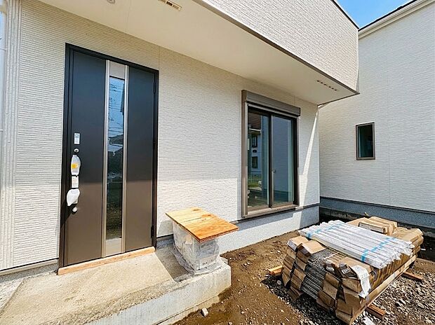 【玄関】家の顔となる玄関は、格調高いデザイン性が求められます。高級感と断熱性、防犯性に優れた玄関ドアを標準装備。