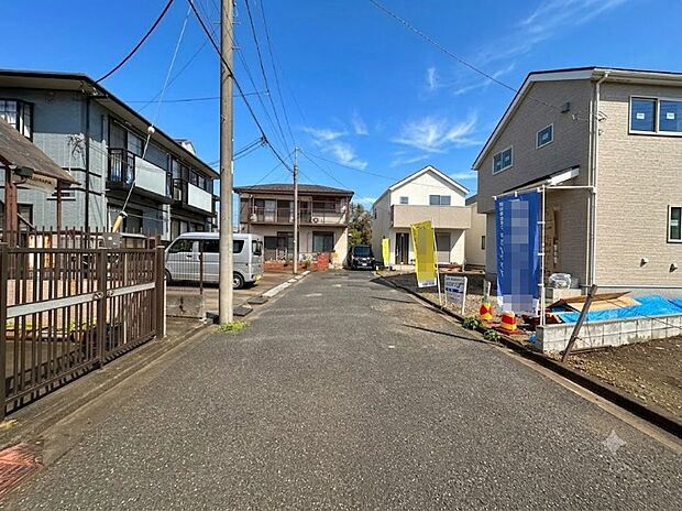 【前面道路】交通量の少ない前面道路ですので、小さなお子様がおられるご家庭でも安心してお住まいいただけます。