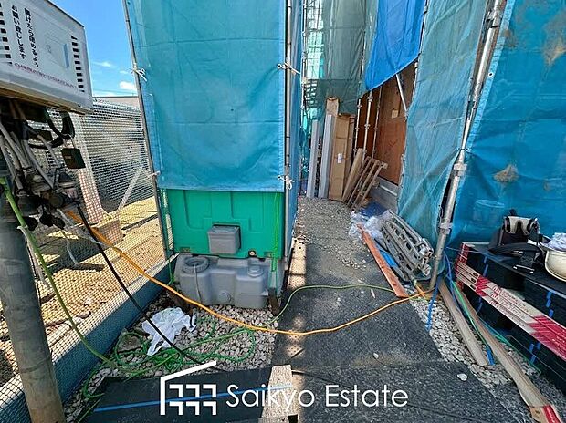 【駐車場】カースペースはコンクリート仕上げの為、雨の日でも足元が気になりません!自転車やバイクを置くスペースもございます!