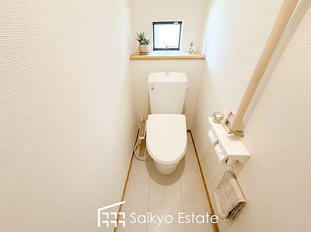 【ウォシュレット付トイレ】「温水清浄便座付きトイレ」は日々の生活を快適にしてくれます。毎日使う場所だからこそ、こだわりたいポイントですね。※備品類はCG加工しています。