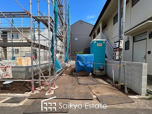 【現地写真】現地周辺には、保育園、小学校、中学校など教育施設が徒歩圏内に点在。お子様を目の届く範囲で通学させることができ、家族に安心なロケーションです。スーパー、コンビニ、ドラッグストアまで徒歩約7分！