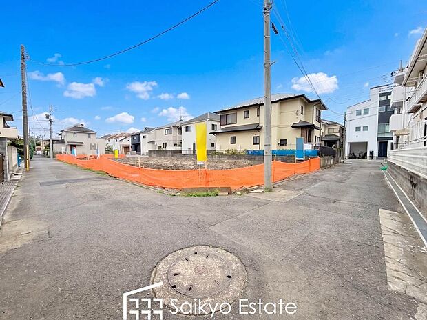 【前面道路を含む現地写真】スーパーまで徒歩約5分、ドラッグストアまで徒歩約3分など、周辺は商業施設が充実した暮らし便利な立地です!急なお買い物も安心です♪