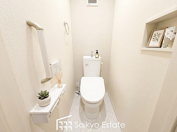 【ウォシュレット付トイレ】「温水清浄便座付きトイレ」は日々の生活を快適にしてくれます。毎日使う場所だからこそ、こだわりたいポイントですね。