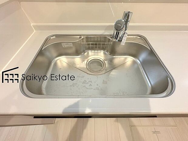 【浄水器】「浄水器」をスリムに内蔵したハンドシャワー式の水栓金具です。シンクもスッキリ！
