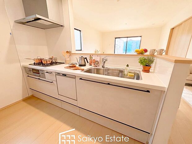 【キッチン【施工例】】リビングにいる家族とコミュニケーションをとりながら作業が出来る人気のカウンターキッチン。お子様がリビングにいても目が届くので安心です。食洗機付きです!