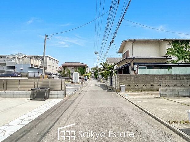 【前面道路】スーパー、コンビニが徒歩約3分にあるなど、周辺は商業施設が充実した暮らし便利な立地です！急なお買い物も安心です♪
