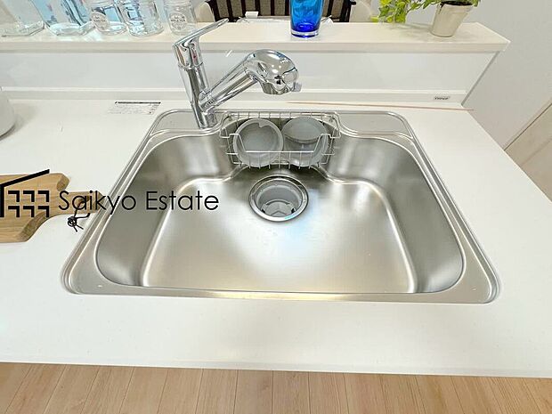 【浄水器】「浄水器」をスリムに内蔵したハンドシャワー式の水栓金具です。シンクもスッキリ！
