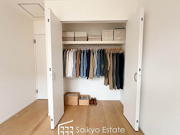 【収納】各居室に収納を設けておりますので、衣類の他にもカバンや小物など何でも収納して、居室の全空間を有効活用できます♪※衣類・小物等はCG加工しています。


