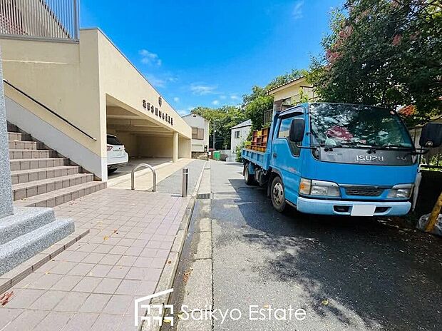 【前面道路】前面道路、幅員がございますので、駐車もスムーズに行えます!駐車が少し苦手なママさんでも安心ですね♪