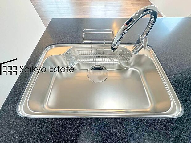 【浄水器】「浄水器」をスリムに内蔵したハンドシャワー式の水栓金具です。シンクもスッキリ!