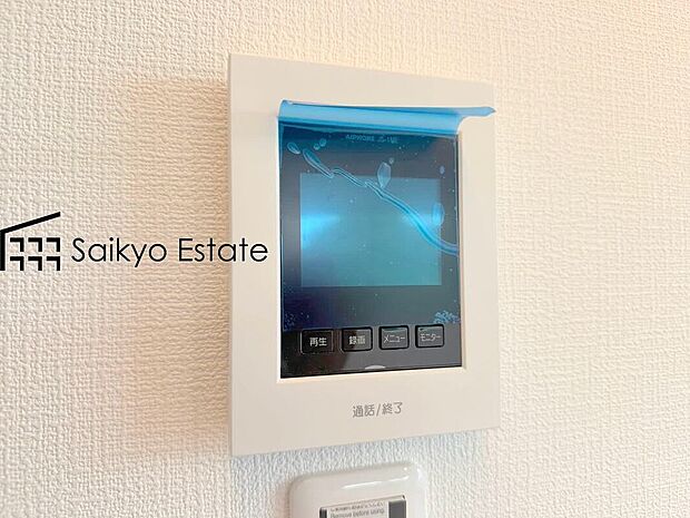 【TVモニター付きインターホン】「TVモニター付きインターホン」は、玄関に行かなくても誰が来たのか確認でき、お子様のお留守番も安心です。