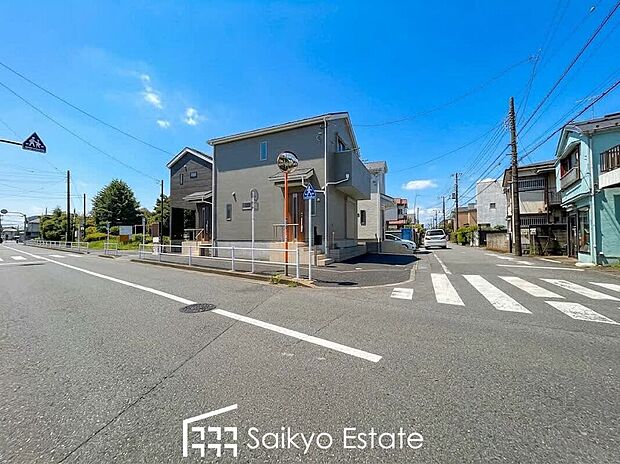 【前面道路】前面道路、幅員がございますので、駐車もスムーズに行えます！駐車が少し苦手なママさんでも安心ですね♪