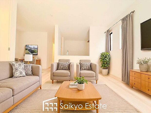 【リビング(施工例)】開放感と採光にこだわった広々16.25帖のLDKです。陽光いっぱいの空間で家族団らんの時間も増えそうですね!