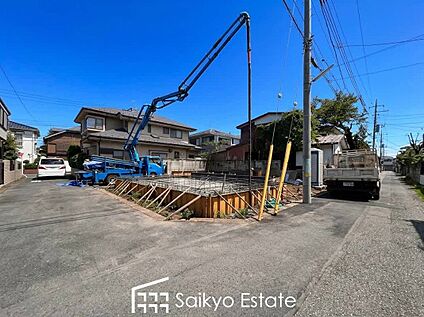 現地外観を含む前面道路