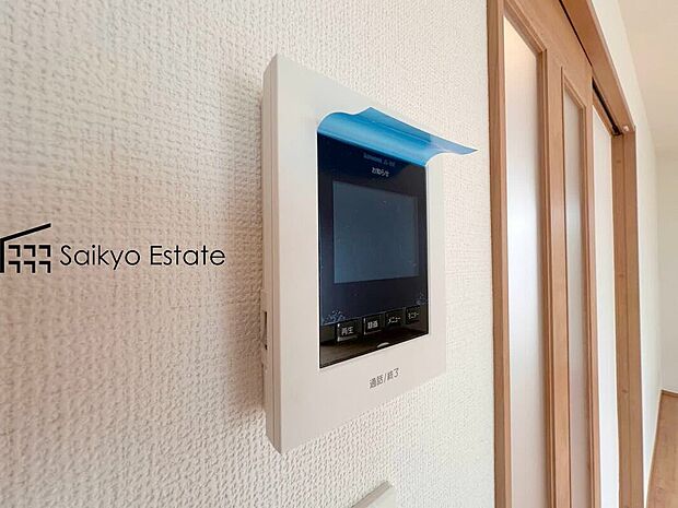 【TVモニター付きインターホン】「TVモニター付きインターホン」は、玄関に行かなくても誰が来たのか確認でき、お子様のお留守番も安心です。