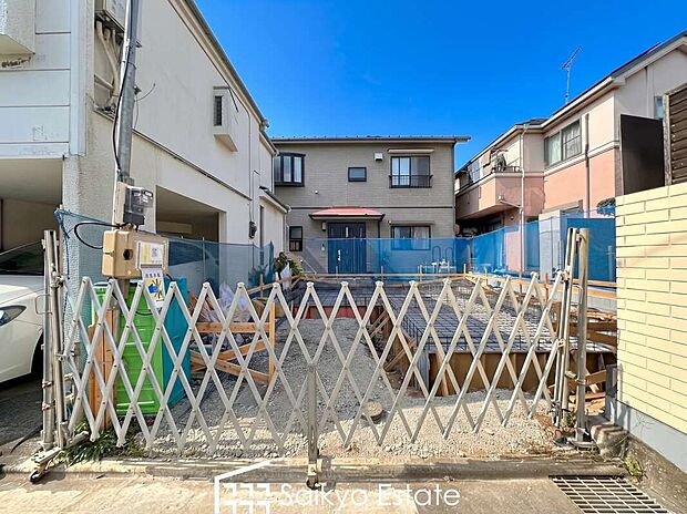 【現地外観】LDKゆとりの11.18帖!2面採光で風通しが良く収納付きの居室が3部屋♪南向きのバルコニーのある3LDKタイプの住宅です♪ガスを効率よく使えるハイクオリティ熱源器「エコジョーズ」標準装備!