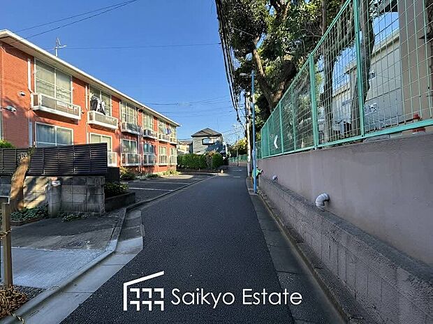 【前面道路】交通量の少ない前面道路ですので、小さなお子様がおられるご家庭でも安心してお住まいいただけます。