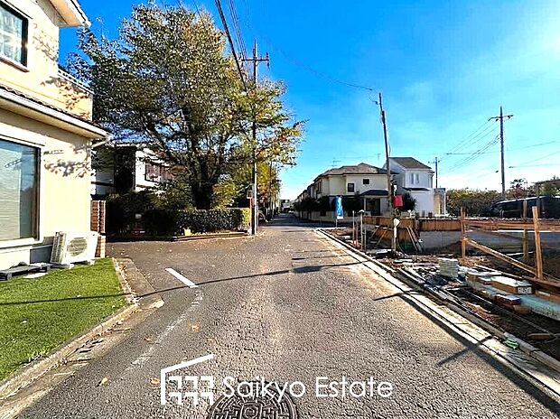 【前面道路】周囲にはスーパーをはじめとした買い物施設も揃っています。住みやすさと利便性を兼ね備えた環境です。