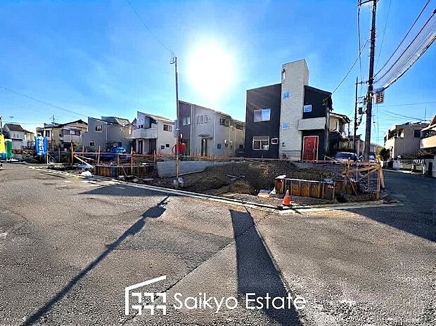 【前面道路を含む現地写真】子育てにも嬉しい、緑豊かな自然が広がる閑静な住宅地、南向きの邸宅です。この機会に是非現地をご覧ください。