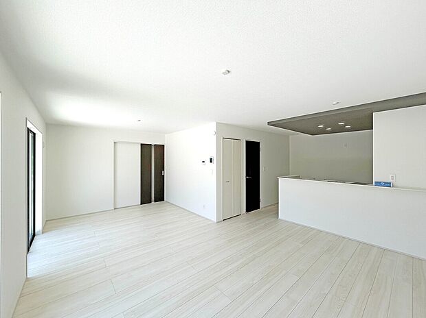 【LDK】
アクセントクロスが採用された一色単調にならず部屋全体にメリハリが付き、おしゃれな雰囲気での暮らし。