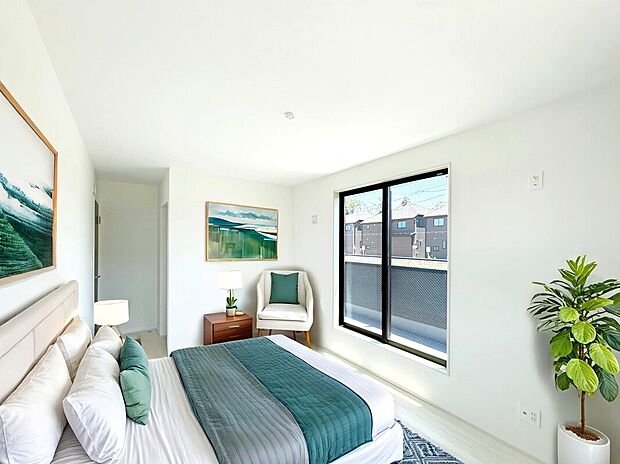 【Room】
シックなデザインで落ち着きがあり洗練された印象を与える外観デザイン。南向きで心地よい陽光射し込む玄関には植栽されており、おしゃれな佇まい。