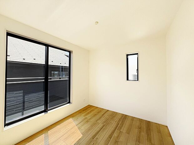 【Room 5.2帖：1号棟】
バルコニーに面している2面採光の居室には、大きな窓が採用されていて、居室を明るく穏やかな空間を創り出してくれます。