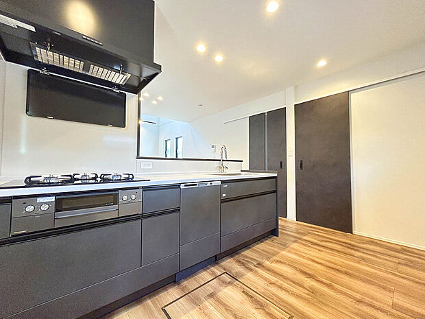 【Kitchen】
食洗器が搭載されたシステムキッチンを採用。
空いた時間にほかの作業を行ったり、家族との団らんを愉しむことができます