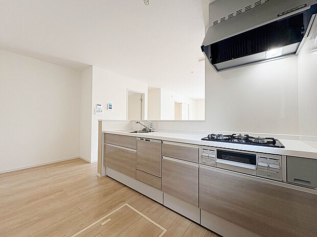 【Kitchen】
食洗器が搭載されたキッチン。手洗いの時間や労力を大幅に削減でき、家事の効率化が図れ、空いた時間に他の作業やのんびり家族との時間が増えます。