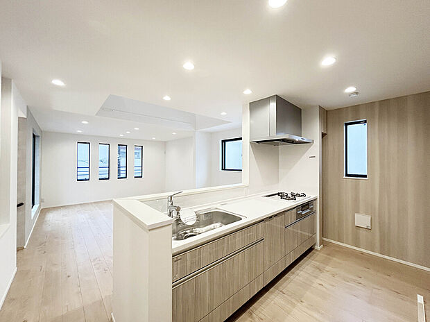 【施工例:Kitchen】
食洗器・浄水器機能内蔵型水栓が搭載されたオープンキッチン。浴室暖房乾燥機が備わっていたりと、設備仕様が豊富な邸宅で快適な暮らしを叶えてくれます。