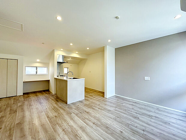 【LDK 16.5帖：1号棟】
アクセントクロスが採用された一色単調にならず部屋全体にメリハリが付き、おしゃれな雰囲気での暮らし。