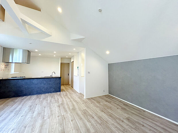 【LDK 18.1帖：2号棟】
オープンキッチン仕様で開放感あるリビングルームで優雅な安らぎなひとときを満喫できます。