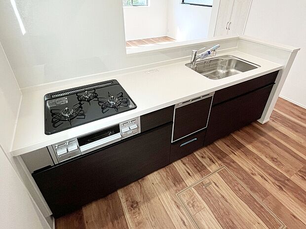 【施工例：Kitchen】
小中学校まで徒歩6分！保育・幼稚園が徒歩圏内に複数点在すため、子育て世帯にも安心の住環境です。