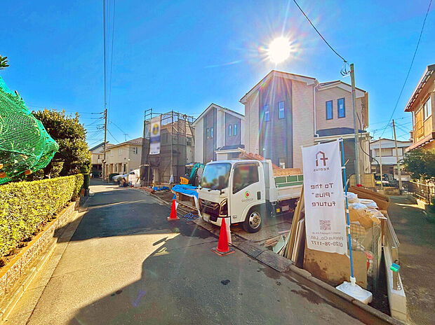 【外観：11月下旬撮影】
早くも最終2棟となりました！
太陽光パネルが搭載される断熱・省エネ性能に優れた長期優良住宅！
耐震等級3、設計・建設住宅性能評価書を取得する高仕様の邸宅です！