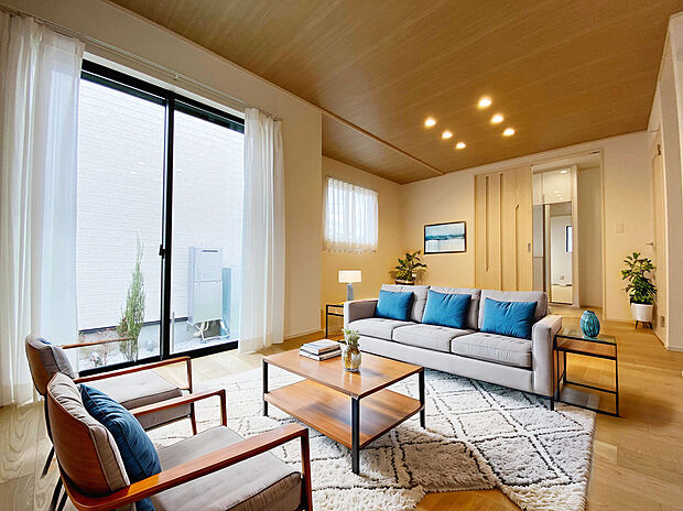 【施工例：LDK】
断熱等性能等級5/一次エネルギー消費量等級6をクリアするZEH水準仕様で、省エネで快適な暮らしを叶えてくれます。