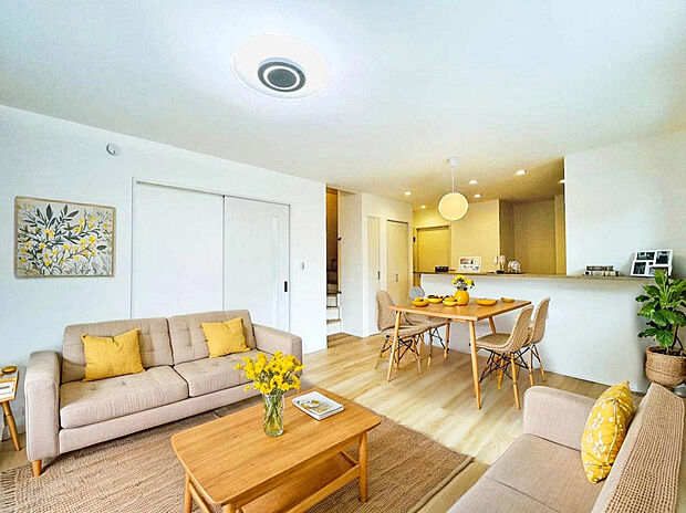 【LDK：15.4帖】
床暖房が搭載されたリビングルーム。冬場の寒い時期でも足元から暖まることができる家族憩いの場となりそうです。
本画像はCGで作成しており、実際に現地に家具は配置しておりません。
