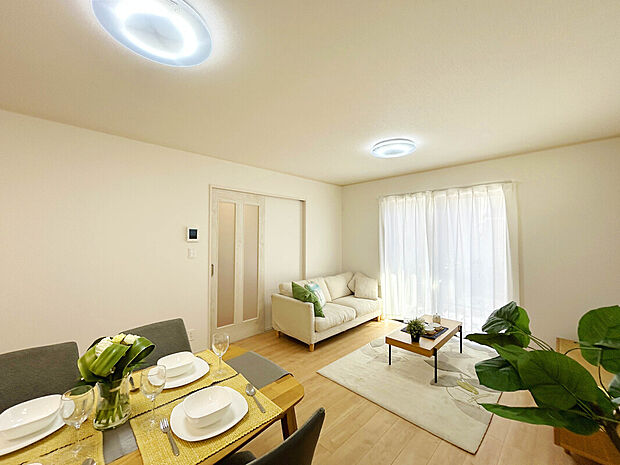 【LDK】
南側に大きな窓を採用している明るいリビングルーム。心地よい陽光が差し込む心安らぐ空間でお過ごしいただけます。