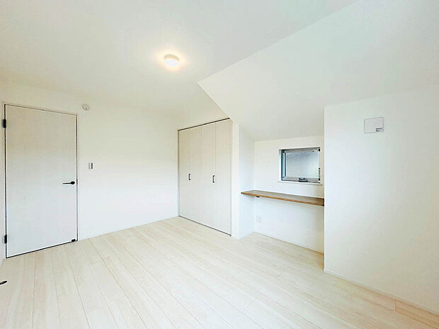 【施工例：Room】
スーパーやコンビニなど商業施設も徒歩9分圏内にあり、日々のお買い物や休日のまとめ買いなども行き来しやすい距離で便利な住環境！