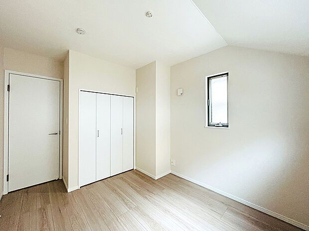 【Room：5帖】
全居室に収納スペースがあり、洋服や物を置いておくことで居室を広くキレイに保てます！