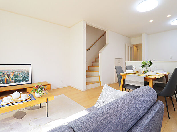 【施工例：LDK】
12家族の生活スタイルに合わせて選べる、大型分譲地が誕生しました！
LDK17棟超×3～4部屋の広々としたゆとりある間取りプラン！