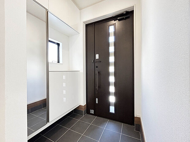 【施工例：Entrance】
玄関にシューズボックスが備わっており、靴を収納できるので、玄関周りをスッキリと見せてくれます！