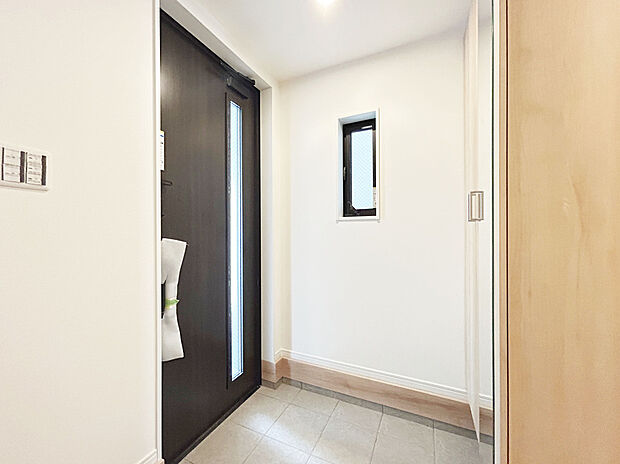 【施工例：Entrance】
幼稚園や保育園、小中学校など教育施設も徒歩13分圏内で共働きの子育て世帯でも安心して暮らせます！