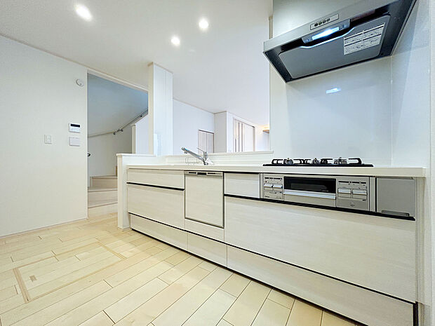 【Kitchen】
あると便利な食洗器搭載キッチン。手洗いの時間や労力を大幅に削減でき、家事の効率化が図れ、空いた時間に他の作業やのんびり家族との時間が増えます。