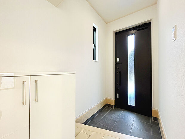 【Entrance】
幼稚園や保育園、小中学校など教育施設が徒歩7分圏内に点在しており、共働きの子育て世帯でも安心して暮らせる住環境！