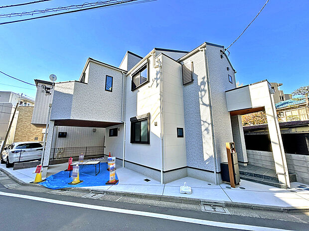 【外観】
閑静な住宅街に佇むデザイナーズハウスが限定1棟で販売開始!3駅2路線利用可能な利便性の高い立地、東南道路に接道しているため陽当たり良好。居心地よい空間の中で過ごせます。