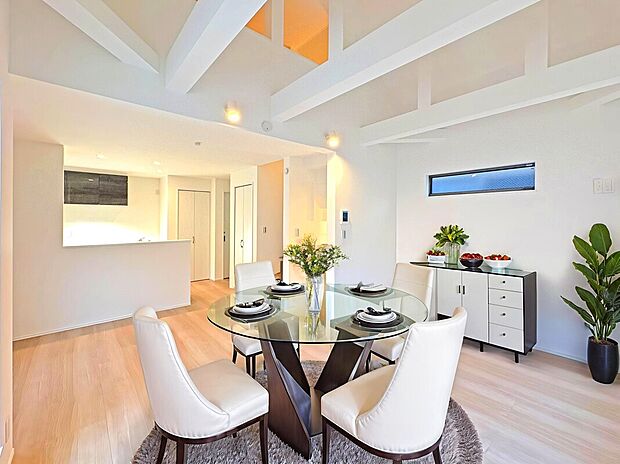 【LDK：17帖】
吹抜仕様の開放的なリビングルーム。
本画像はCGで作成しており、実際に現地に家具は配置しておりません。また、価格に家具は含まれません。