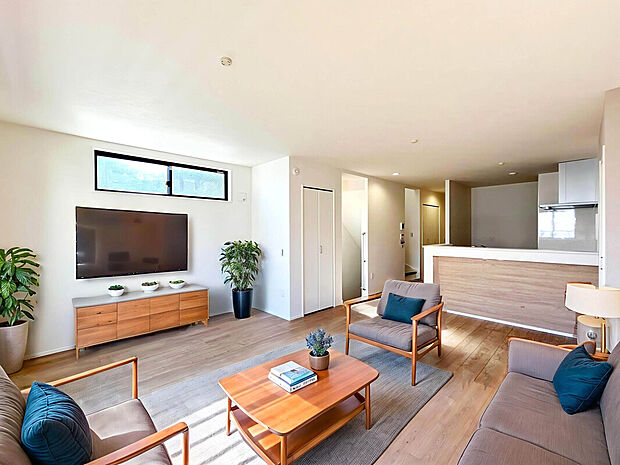 【LDK:18.5帖】
床暖房搭載リビングで冬でも足先から温かく快適な空間で家族団らんのひと時を過ごすことが可能です